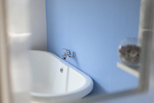 a bathroom with a white sink and a mirror at Widdy's Beach Club in Widenham