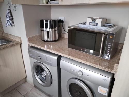 138 Stella Maris, 73 Beach Road, Amanzimtoti Durban South Africaにあるキッチンまたは簡易キッチン