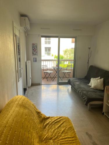 d'un salon avec un canapé et un balcon. dans l'établissement Condo in a private residence with pool, à Nice