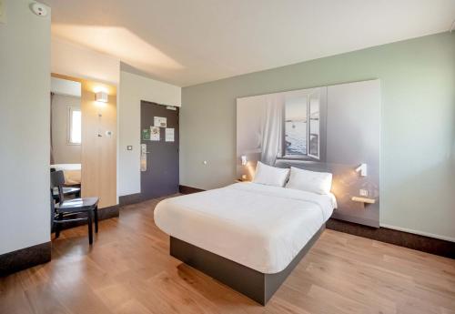 Postel nebo postele na pokoji v ubytování B&B HOTEL Hyères