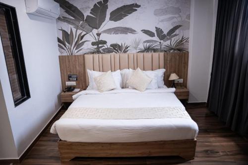 Postel nebo postele na pokoji v ubytování Oasis Suites