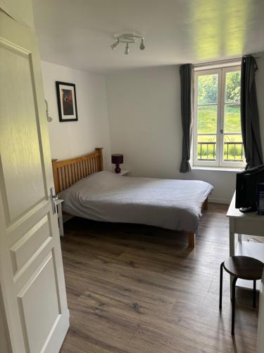 une chambre avec un lit et une fenêtre dans l'établissement Cosy village House Charroux, à Charroux