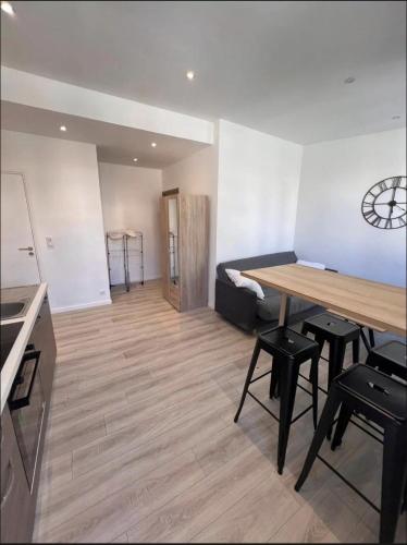 un salon avec une table, des chaises et un canapé dans l'établissement Studio Centre Cannes la bocca - 5 min des plages - WIFI Clim, à Cannes