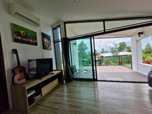 Hug Doi Homestay Chiang Raiにあるテレビまたはエンターテインメントセンター
