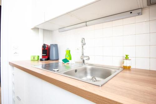 un comptoir de cuisine avec un évier dans une cuisine dans l'établissement Elegant Studio with Mezzanine - amazing location, à Lille