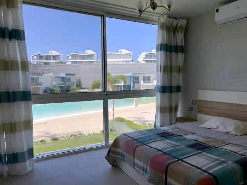 Spacious 3-Bedroom Chalet and Maid Room in Fouka Bay