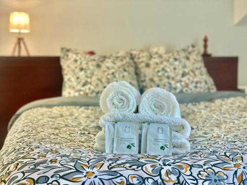 a hotel room with towels on a bed at " Ô Chai Nous " 14 pers - Billard, Babyfoot - Structure de Jeux in Poucharramet