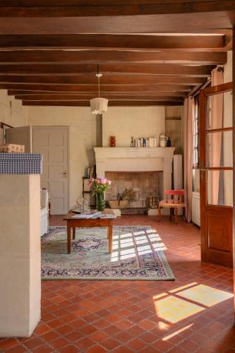 un salon avec une table et une cheminée dans l'établissement Manoir saint Eusèbe, à Gennes