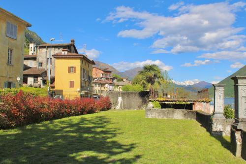 a city with buildings and a yard with a grass field at Lakefront 1BR Lake Garden Access in Cima