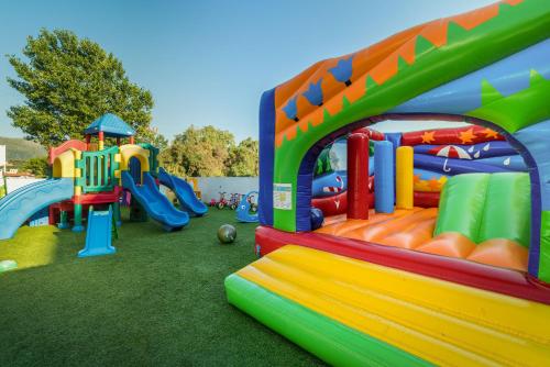 Un parque infantil con una colorida estructura de juego. en Galaxy Beach Resort BW Premier Collection, en Laganas