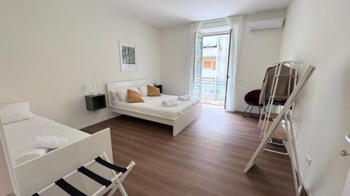 Habitación pequeña con 2 camas y escalera. en Civico7 - Luxury Apartment, en Roma