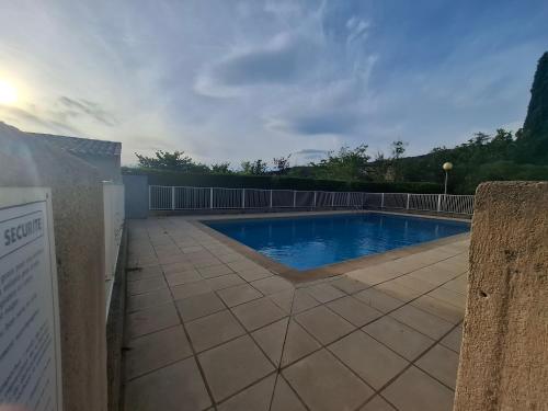 - une piscine sur une terrasse à côté d'une maison dans l'établissement Le Cap Inné, à Draguignan