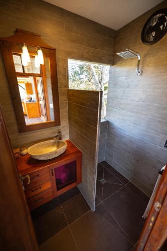 Bilik mandi di Rainshadow Retreat