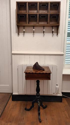 a small table in a room with a wall at Domaine Le Mayne in Chabrignac