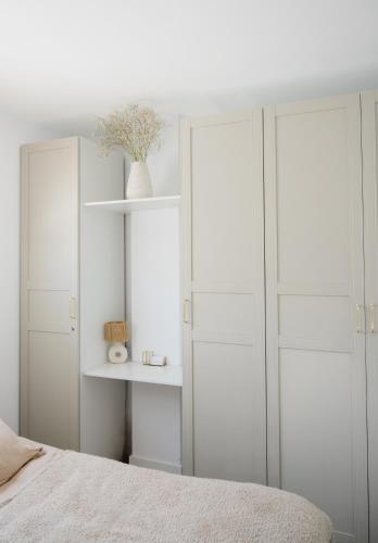 a bedroom with white cabinets and a bed at Apartamento Casa Gallardo in Blanes