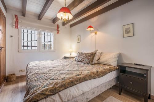 een slaapkamer met een groot bed en een raam bij Sierra Nevada in Sierra Nevada