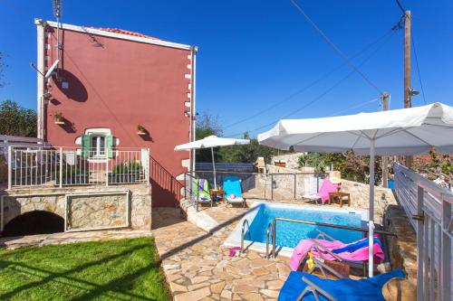un patio con piscina y una casa en Horizon Villa Likotinara en Sellía