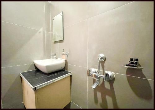Koupelna v ubytování SEA VIEW HOTEL New BR Puri, Near Temple & Sea beach, Spacious and Fully Air Conditioned Rooms with BREAKFAST wifi, Restaurant and Parking - BEST HOTEL IN PURI