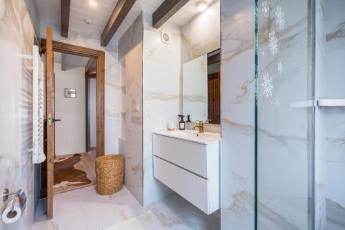 een badkamer met een wastafel en een glazen douche bij Sierra Nevada in Sierra Nevada