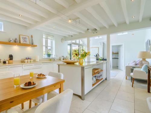 a kitchen and living room with a table and chairs at 2 Bed in Goudhurst 51229 in Goudhurst