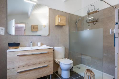 une salle de bain avec toilettes, lavabo et douche dans l'établissement La Colombette - climatisée avec piscine, à Fréjus