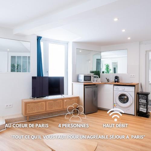 un salon avec une télévision et une cuisine dans l'établissement Pacino Flat - Invalides - Tour Eiffel - 4 personnes - Cosy, à Paris