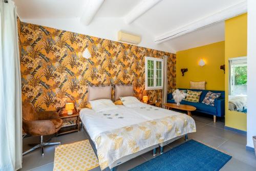 a bedroom with a bed and a yellow wall at Charmante Villa avec piscine in Fontvieille