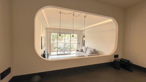 un salon avec un grand miroir circulaire dans l'établissement La Palme d'Or - Piscine, Pétanque et Port, à Mandelieu-la-Napoule