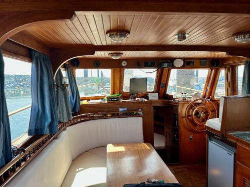 l'intérieur d'un bateau avec une table et un bureau dans l'établissement Nuit de quiétude sur L'eau, à La Celle-sous-Gouzon