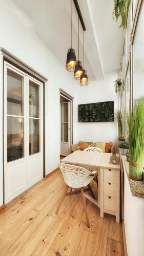 Flores'Old Town - Elegant studio with roomy patio