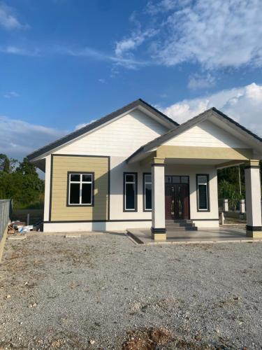 a small house with a driveway at Hanfawa Luxe Stay Homestay in Gua Sai