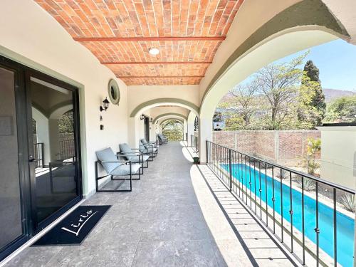 Der Swimmingpool an oder in der Nähe von Cozy Studio & Refreshing Pool