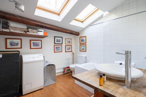 une salle de bain avec un lavabo et des toilettes dans l'établissement Veeve - Geppetto’s House, à Paris