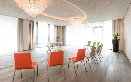 Ein Sitzbereich in der Unterkunft Hotel Rosengarten (Schenna Resort)