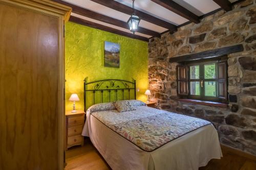 Postel nebo postele na pokoji v ubytování Cabaña Pasiega Lo Miñarro