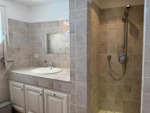un baño con lavabo y ducha en La Villa Belvédère, en Le Lavandou