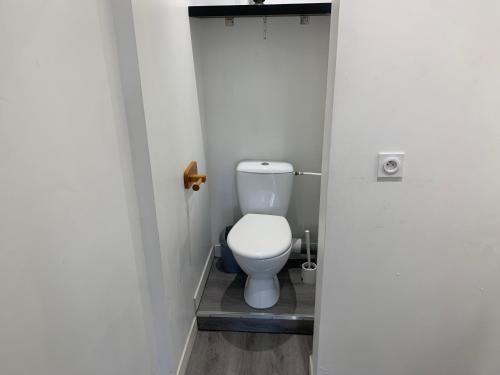 - une petite salle de bains avec toilettes dans une cabine dans l'établissement Le Petit Cap Normand - Calme et Reposant, à Grandcamp-Maisy