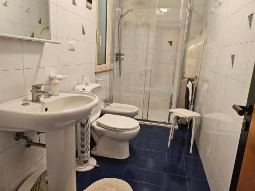 łazienka z umywalką, toaletą i prysznicem w obiekcie Seaview Apartment by the Beach in Sicily w mieście Fondachello