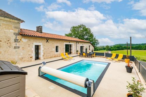 une villa avec piscine devant une maison dans l'établissement Le Colas Breton - piscine privée, à Yviers