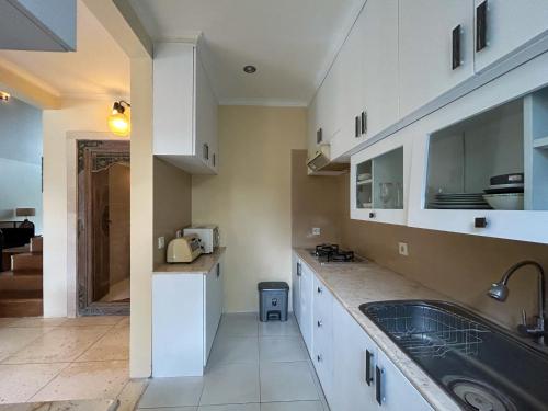 Η κουζίνα ή μικρή κουζίνα στο Sayang Taman Villas