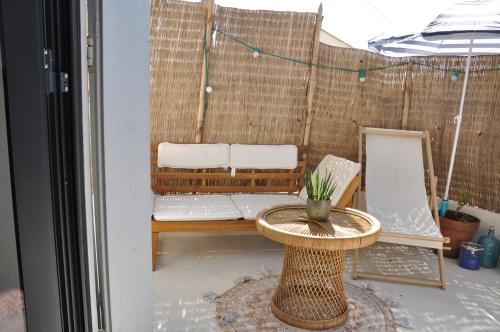 une table avec une plante en pot au-dessus d'une terrasse dans l'établissement Loft a 15 minutes à pied du centre et 5 du tramway, à Montpellier