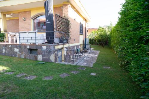 a building with a fence next to a yard at Moderna villa con piscina a due Passi dal Golf Club in Pavona