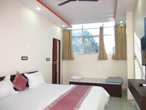 Postel nebo postele na pokoji v ubytování Hotel Dashrath Residency