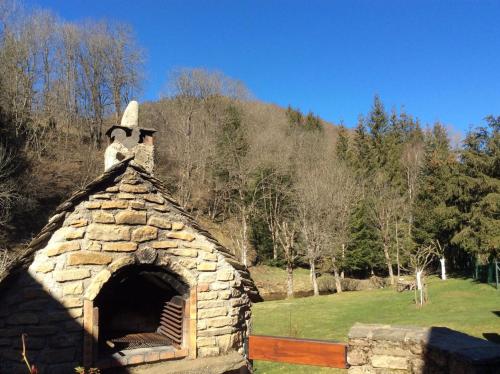 a stone oven with a bird on top of it at "le mas d'hillaire" 2 personnes a saint jean du bleymard in Le Bleymard