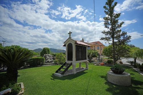 a small chapel in the middle of a yard at Casa da Veiga de Ponte de Lima in Ponte de Lima