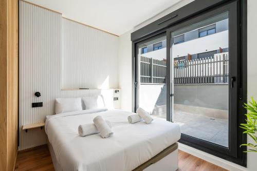 Ένα ή περισσότερα κρεβάτια σε δωμάτιο στο Urban Executive Suites with parking and pool