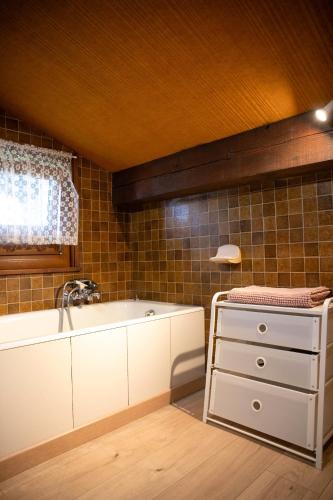 une salle de bain avec un lavabo et une baignoire dans l'établissement Studio 4 personnes Chalet Tournier, aux Gets