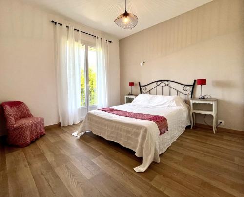 une chambre avec un lit, une chaise et une fenêtre dans l'établissement MORIANI appartement cosy au coeur de la nature, à San-Nicolao