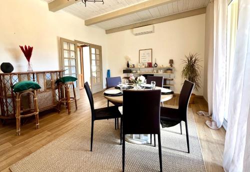 une salle à manger avec une table et des chaises dans l'établissement MORIANI appartement cosy au coeur de la nature, à San-Nicolao