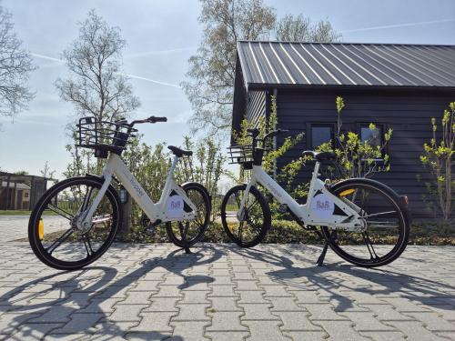 two bikes are parked in front of a building at B&B Aan de Lankeren -exclusief ontbijt- in Voorthuizen